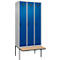 Kleiderspind C+P Evolo Plus, 3 Abteile à 300 mm Breite, schwebende Sitzbank, B 900 x T 815 x H 2120 mm, Drehriegel, weißaluminium/enzianblau