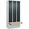 Kleiderspind C+P Evolo Plus, 3 Abteile à 300 mm Breite, Sockel, schwebende Sitzbank, B 900 x T 815 x H 1950 mm, Drehriegel, lichtgrau/anthrazitgrau