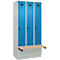 Kleiderspind C+P Evolo Plus, 3 Abteile à 300 mm Breite, Sockel, schwebende Sitzbank, B 900 x T 815 x H 1950 mm, Drehriegel, lichtgrau/lichtblau
