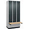 Kleiderspind C+P Evolo Plus, 3 Abteile à 300 mm Breite, Sockel, schwebende Sitzbank, B 900 x T 815 x H 1950 mm, Zylinder, weißaluminium/anthrazitgrau