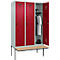 Kleiderspind C+P Evolo Plus, 3 Abteile à 400 mm Breite, schwebende Sitzbank, B 1200 x T 815 x H 2120 mm, Drehriegel, lichtgrau/rubinrot