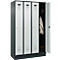 Kleiderspind C+P Evolo Plus, 4 Abteile, 300 mm Abteilbreite, mit Sockel, Anschlag rechts, B 1200 x T 500 x H 1950 mm, Zylinder, anthrazitgrau/lichtgrau