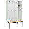 Kleiderspind C+P Evolo Plus, 4 Abteile, 300 mm Abteilbreite, mit untergebauter Sitzbank, B 1200 x T 815 x H 2120 mm, Drehriegel, lichtgrau/lichtgrau