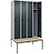 Kleiderspind C+P Evolo Plus, 4 Abteile, 300 mm Abteilbreite, mit untergebauter Sitzbank, B 1200 x T 815 x H 2120 mm, Drehriegel, weißaluminium/anthrazitgrau