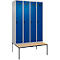 Kleiderspind C+P Evolo Plus, 4 Abteile, 300 mm Abteilbreite, mit untergebauter Sitzbank, B 1200 x T 815 x H 2120 mm, Drehriegel, weißaluminium/enzianblau