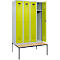 Kleiderspind C+P Evolo Plus, 4 Abteile, 300 mm Abteilbreite, mit untergebauter Sitzbank, B 1200 x T 815 x H 2120 mm, Zylinder, lichtgrau/clowngrün