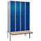 Kleiderspind C+P Evolo Plus, 4 Abteile à 300 mm Breite, schwebende Sitzbank, B 1200 x T 815 x H 2120 mm, Drehriegel, weißaluminium/enzianblau