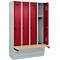 Kleiderspind C+P Evolo Plus, 4 Abteile à 300 mm Breite, Sockel, schwebende Sitzbank, B 1200 x T 815 x H 1950 mm, Drehriegel, lichtgrau/rubinrot