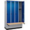 Kleiderspind C+P Evolo Plus, 4 Abteile à 300 mm Breite, Sockel, schwebende Sitzbank, B 1200 x T 815 x H 1950 mm, Drehriegel, weißaluminium/enzianblau