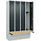 Kleiderspind C+P Evolo Plus, 4 Abteile à 300 mm Breite, Sockel, schwebende Sitzbank, B 1200 x T 815 x H 1950 mm, Zylinder, lichtgrau/anthrazitgrau