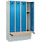 Kleiderspind C+P Evolo Plus, 4 Abteile à 300 mm Breite, Sockel, schwebende Sitzbank, B 1200 x T 815 x H 1950 mm, Zylinder, lichtgrau/lichtblau