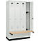 Kleiderspind C+P Evolo Plus, 4 Abteile à 300 mm Breite, Sockel, schwebende Sitzbank, B 1200 x T 815 x H 1950 mm, Zylinder, lichtgrau/lichtgrau