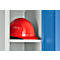 Roter Bauhelm in einem Schrank. Der Helm liegt auf einem Regal. Der Schrank ist blau und grau.