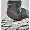Genouillère noire avec bordure rouge, sur sol en pierre, jambe dans un pantalon vert olive.