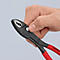 Hand hält schwarze Zange mit roten Griffen. Auf der Zange steht Knipex.