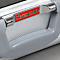 Detailaufnahme eines grauen Koffers mit Griff und rotem Rubbermaid-Logo.
