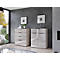 Zwei cremefarbene Sideboards im Wohnzimmer. Rechts Schrank mit Kerzen, links Kommode mit Schubladen, im Hintergrund Fenster.