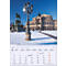 Scène hivernale avec une place enneigée, un lampadaire et l'opéra de Dresde en arrière-plan. Un calendrier avec janvier 2027.