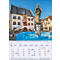 Place de la ville historique avec fontaine et hôtel de ville, calendrier mai 2027.