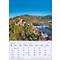 Calendrier montrant un château sur une colline avec des arbres colorés, une rivière et une ville.
