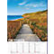 Page de calendrier pour octobre. Une passerelle en bois mène à travers un paysage vers la mer.