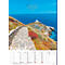 Image de calendrier : Chemin pavé menant à l'église au bord de la mer. "Août" est au premier plan. Ciel bleu et mer, des buissons colorés bordent le chemin.