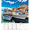 Page de calendrier de novembre avec des bateaux amarrés dans un port et un paysage urbain en arrière-plan. Mer et ciel bleus. Drapeau croate à droite.