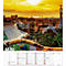 Un calendrier montre une vue de Barcelone au lever du soleil. Des éléments de mosaïque et des palmiers sont au premier plan. Le mois de mai est marqué.
