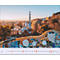 Vue sur Barcelone avec le parc Güell et des rampes en mosaïque colorées. Les jours du calendrier sont affichés au premier plan.