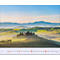Paysage vallonné avec maison et cyprès. Montagnes en arrière-plan. Inscription : juillet et calendrier.