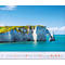 Falaises au bord de la mer sous un ciel bleu. Calendrier avec les dates en bas.