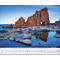 Formation rocheuse au bord de la mer, avec reflet dans l'eau. Des dates sont visibles sur un calendrier.