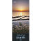Coucher de soleil sur la mer avec des champs en terrasses et des fleurs au premier plan. L'inscription "Spirit of Earth" est visible en bas.