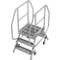 Een zilveren mobiele trap met drie treden, een platform en leuningen. Hij staat op wielen.