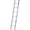 Een zilverkleurige ladder die tegen een muur leunt. Op de ladder staat een sticker met de tekst "Krause".