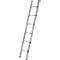 Een zilverkleurige aanleladder staat diagonaal tegen een witte achtergrond.