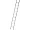 Grijze aluminium ladder schuin tegen een witte achtergrond. Hij heeft meerdere sporten en rode voetjes.