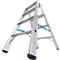 Aluminium vouwladder, uitgeklapt. Blauwe stabilisatiestaven. Zwarte rubberen voetjes en blauw detail.
