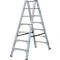 Zilveren trap tegen een lichte achtergrond. De ladder heeft verschillende sporten, die worden gestabiliseerd door zwarte stutten. Een logo is zichtbaar op de ladder.