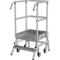 Aluminium-Podestleiter mit Sicherheitsgeländer und Rollen.
