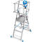 Aluminium-Stehleiter mit Plattform und blauem Zubehör. Die Leiter hat eine Leiter- und eine Plattformseite. Ein blauer Aufbewahrungskasten ist angebracht.
