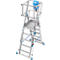 Aluminium platformladder met leuning, geaccentueerd met blauwe details. Een blauw etui is bevestigd.