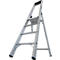 Aluminium trap met vier treden. De ladder heeft een zwart platform en voeten.