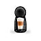 Schwarze Krups Kapselmaschine vor weißem Hintergrund mit einem Glas Latte Macchiato auf dem Abtropfgitter.