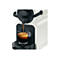 Weiße Kaffeemaschine brüht einen frischen Espresso in eine durchsichtige Glastasse.