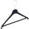 Zwarte kledinghanger met metalen haak en een stang om broeken aan te bevestigen.