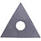 Métal gris triangulaire avec un trou circulaire au milieu. La surface présente un grain fin.