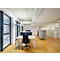 Espace de bureau lumineux avec des bureaux, des chaises et des façades vitrées. Plancher en bois, parois vitrées et éclairage moderne.