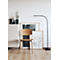 Chaise en bois devant de l'art abstrait et une lampe. Salon minimaliste avec un plancher en bois clair.