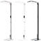 Trois lampadaires gris, blancs et noirs, chacun avec une tête de lampe rectangulaire et une base. Chacun a un panneau de contrôle.